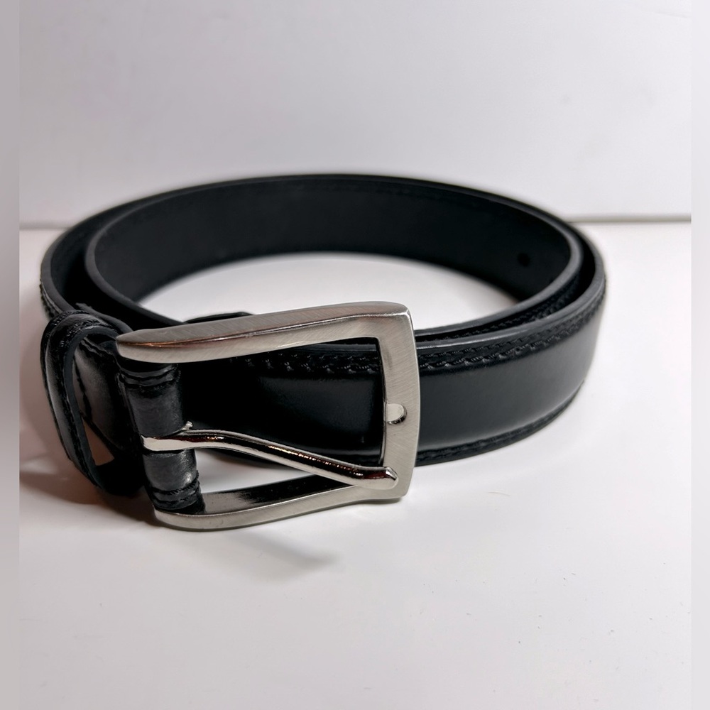 Men’s Dockers black leather belt, silver buckle. Size 34